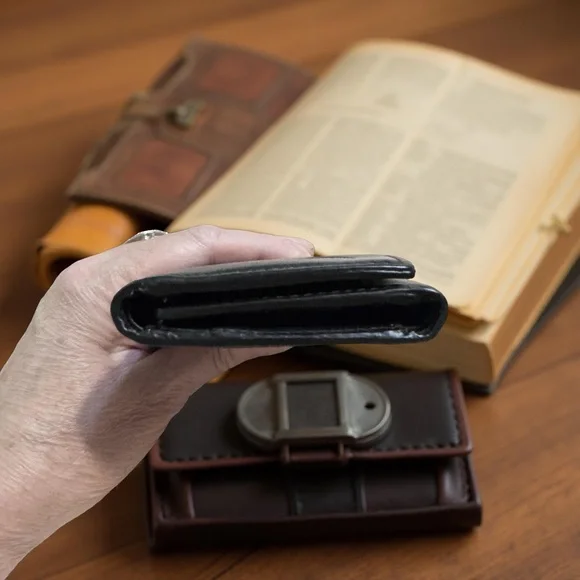 Dooney & Bourke vintage,genuine Leather quality,stylish,classic,elegant,wallet - Picture 4 of 5